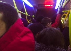 Давка в автобусах Северного сводит людей с ума: пенсионерка устроила проповедь на маршруте 47