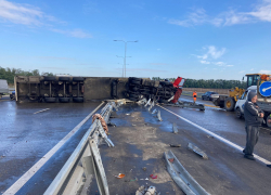 Перевернувшийся грузовик на трассе «М4-Дон» полностью перекрыл дорогу в Ростовской области