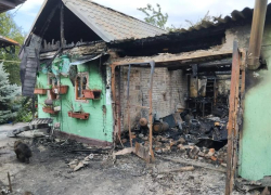 «Вернулись домой – а там черный дым»: в Новочеркасске огонь уничтожил постройки