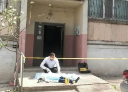 Молодой мужчина разбился насмерть после падения с восьмого этажа под Ростовом
