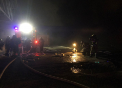 Появилось видео с места тушения крупного пожара на складе лакокрасочных изделий в Ростове