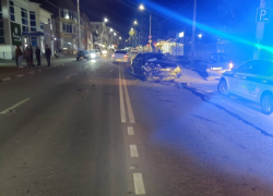 Отечественная легковушка влетела в столб после столкновения с иномаркой в Ростовской области