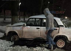 Неуправляемая легковушка вонзилась в острый металлический штырь под Ростовом