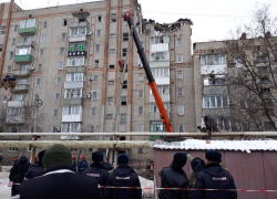 "Обломки летели на 100 метров от дома": на месте взрыва в Шахтах находится журналист "Блокнота" 