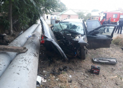 В Сальске водитель «Приоры» на большой скорости врезался в бетонное ограждение и погиб