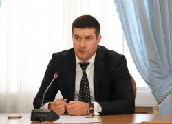 Депутат гордумы Ростова зарабатывает в пять раз меньше супруги и ездит на ее автомобилях