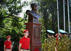 Памятник известному артисту и участнику ВОВ Владимиру Этушу открыли в Аксае