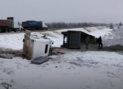 Водитель фуры из Ростовской области разбился о ехавший в колонне бронетранспортер под Волгоградом