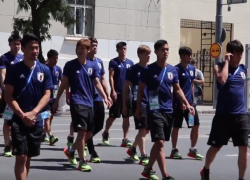 Сборная Японии в полном составе прогулялась по Ростову перед матчем