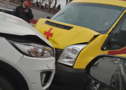 В Ростове машина реанимации попала в ДТП