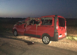 В Ростовской области вылетевшее из грузовика бревно снесло крышу минивэну