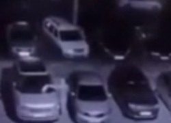 Таинственный поджигатель автомобилей во дворе ростовской Левенцовки попался на видео