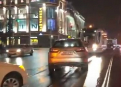 Эпично фатальная встреча четырех люксовых автомобилей и трамвая в центре Ростова попала на видео