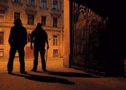 Банда молодчиков раздевает подростков на центральных улицах Ростова