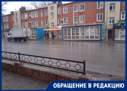В Ростове автобусная остановка оказалась зажатой между двумя ларьками 