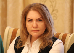 Ростовский депутат-единоросс помогает бомжам, а ее супруг ездит на элитной иномарке
