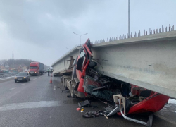 Бетонная балка раздавила кабину грузовика на трассе М-4 «Дон» в Ростовской области