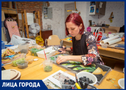 «Дань уважения наследию»: ростовчанка восстанавливает уникальную советскую мозаику в переходах города