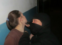 Мужчина с ножом и фетишем на нижнее белье напугал ростовчанку в подъезде дома