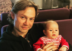 Молодой папа – тренер ФК «Ростов» Валерий Карпин отправился на отдых с маленькой дочкой