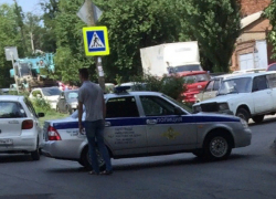 Безумные рабочие делали фото с опаснейшим снарядом в Ростове-на-Дону