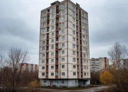 В Аксае 22-летний парень выпал из окна 14-го этажа