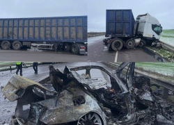 Выехавший на встречку водитель BMW погиб в ДТП с фурой и загорелся 