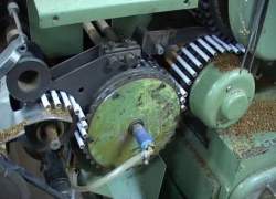 Нелегальный цех по производству сигарет в Таганроге замаскировали под бильярдную 