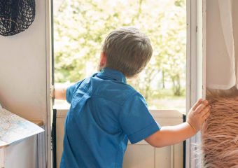 В Первомайском районе Ростова ребенок выпал из окна третьего этажа  