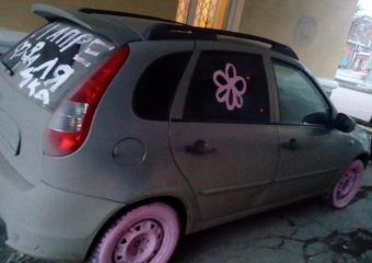 "Розовое" издевательство над иномаркой шокировало девушку-"зайку" в Таганроге