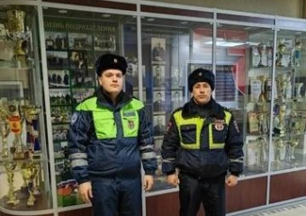 В Ростовской области сотрудники ГИБДД помогли беременной женщине вовремя добраться в роддом
