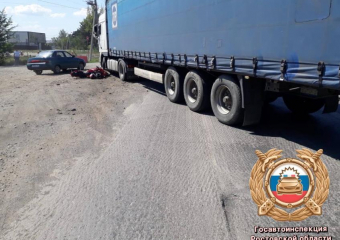 В Азове полицейские расследуют аварию с участием грузовика и мотоцикла
