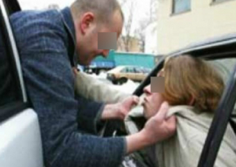 Зацепившиеся зеркалами на перекрестке водители иномарок устроили жестокую битву под Ростовом