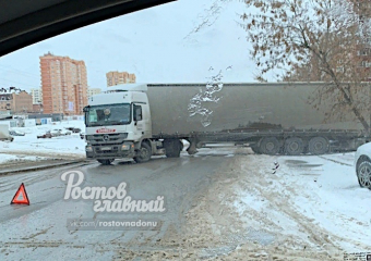 Фура попала в аварию в Ростове и перекрыла движение