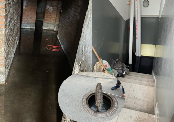 «Льются фонтаны с вонючей жижей»: из-за забоя магистральной линии канализации у ростовчан из унитазов льются нечистоты 