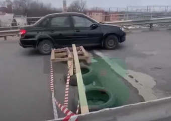 Батайчанин самостоятельно заделал повреждения на Горбатом мосту