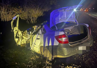 Легковушка на большой скорости влетела в пассажирский автобус на трассе в Ростовской области