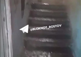 Фонтан с самого утра: ростовчане жалуются на пробитую трубу в подъезде