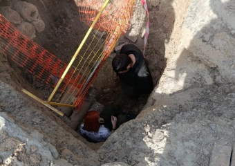 В Ростове парень провалился вслед за девушкой в глубокую яму