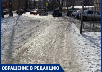 «Идти нереально»: ростовчанку шокировали заледенелые дороги в городе