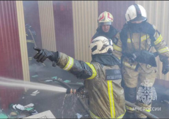 В Ростове перекрыли движение на Шолохова из-за сильного пожара на рынке