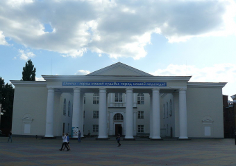 В Шахтах ночью загорелся драматический театр