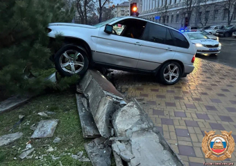 Пьяный водитель на BMW врезался в бетонный блок возле правительства Ростовской области