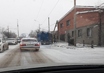 "Сладкий поцелуй" электрического столба с крышей частного дома случился в Ростове-на-Дону