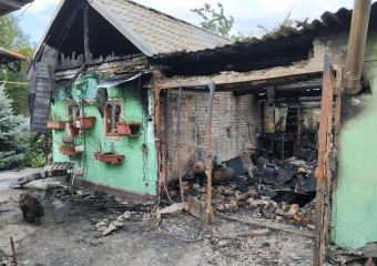 «Вернулись домой – а там черный дым»: в Новочеркасске огонь уничтожил постройки