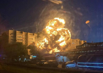 Военный самолет Су-34 рухнул на жилой дом в Ейске