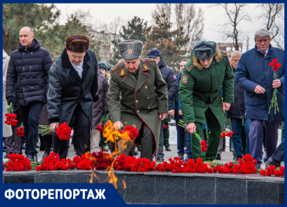 В Ростове прошла церемония возложения цветов к мемориалу «Павшим воинам»