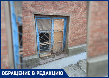 Спустя четыре месяца после прилета дрона УК не может убрать в доме у ростовчан 