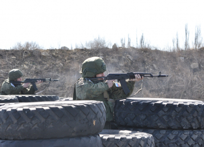 Контрактники отрабатывают навыки ведения штурмовых действий с инструкторами