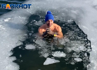 «Без алкоголя и резких нырков»: эксперты рассказали, как безопасно окунаться в ледяную воду на Крещение